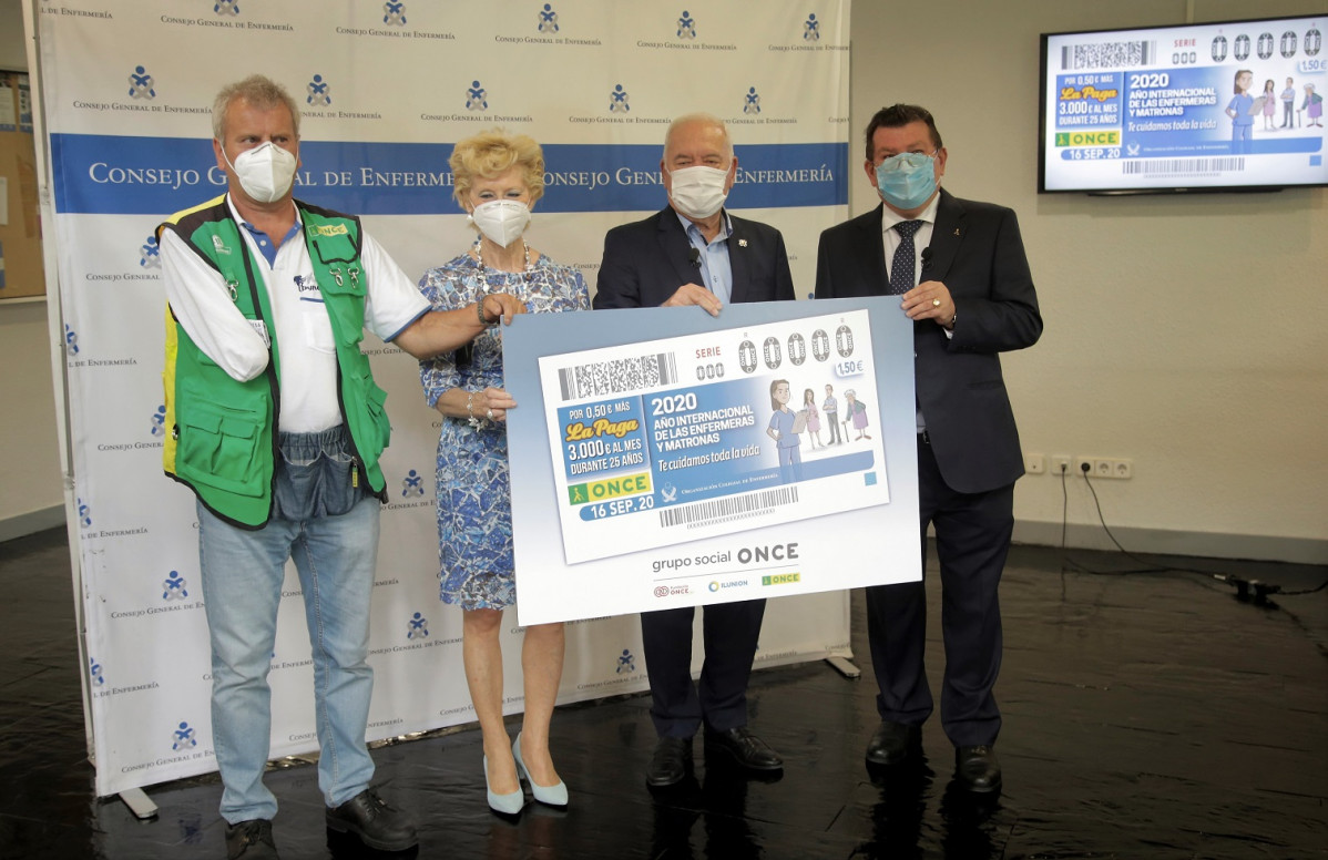 Foto de familia de la presentaciu00f3n del cupu00f3n dedicado a 2020 Au00f1o Internacional de Enfermeras y Matronas