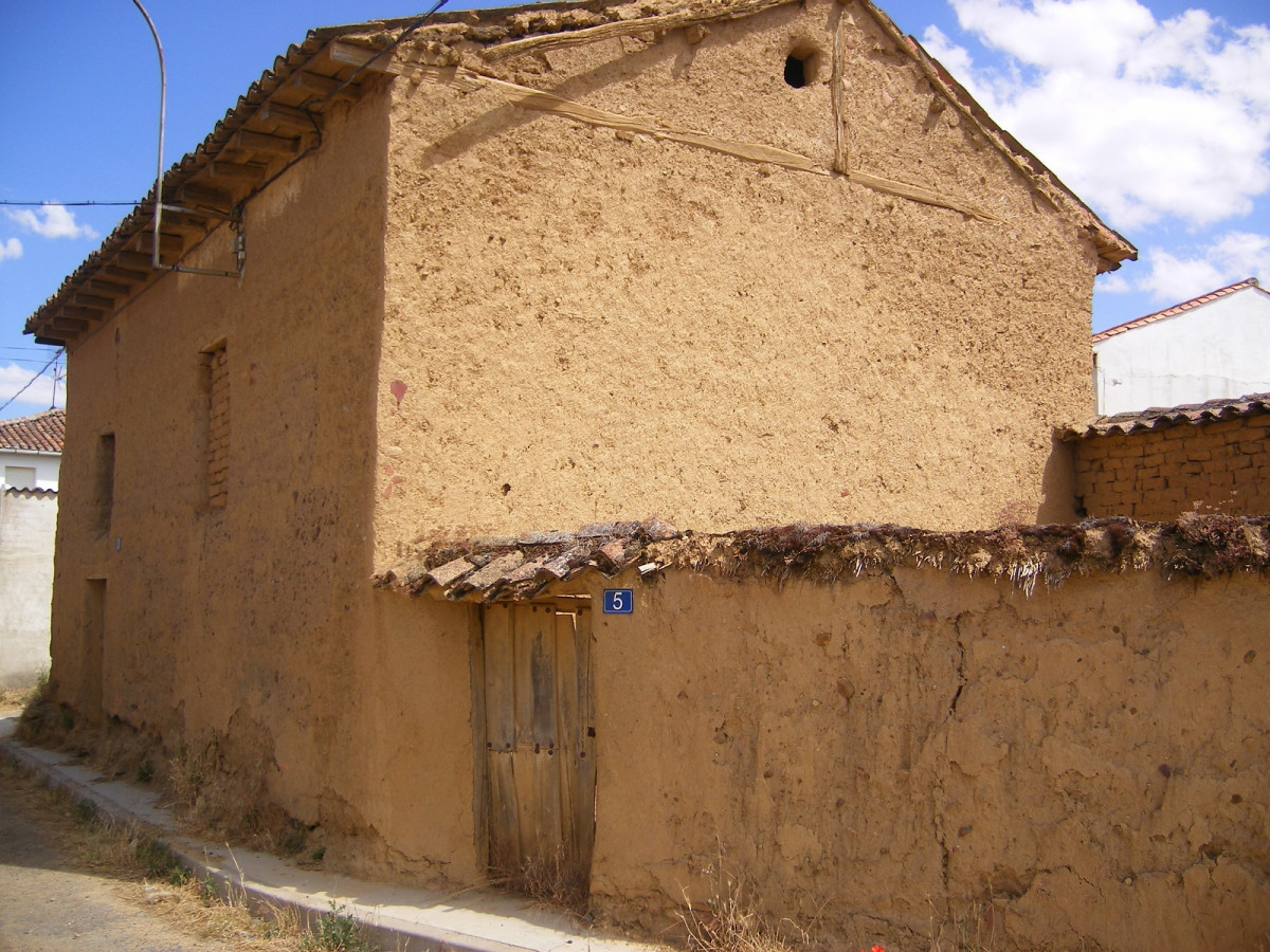 Casa de adobe en Cea (Leu00f3n) en la Calle San Miguel