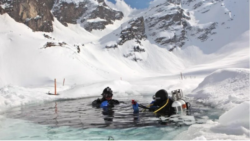 Bucear bajo el hielo nieve buzos