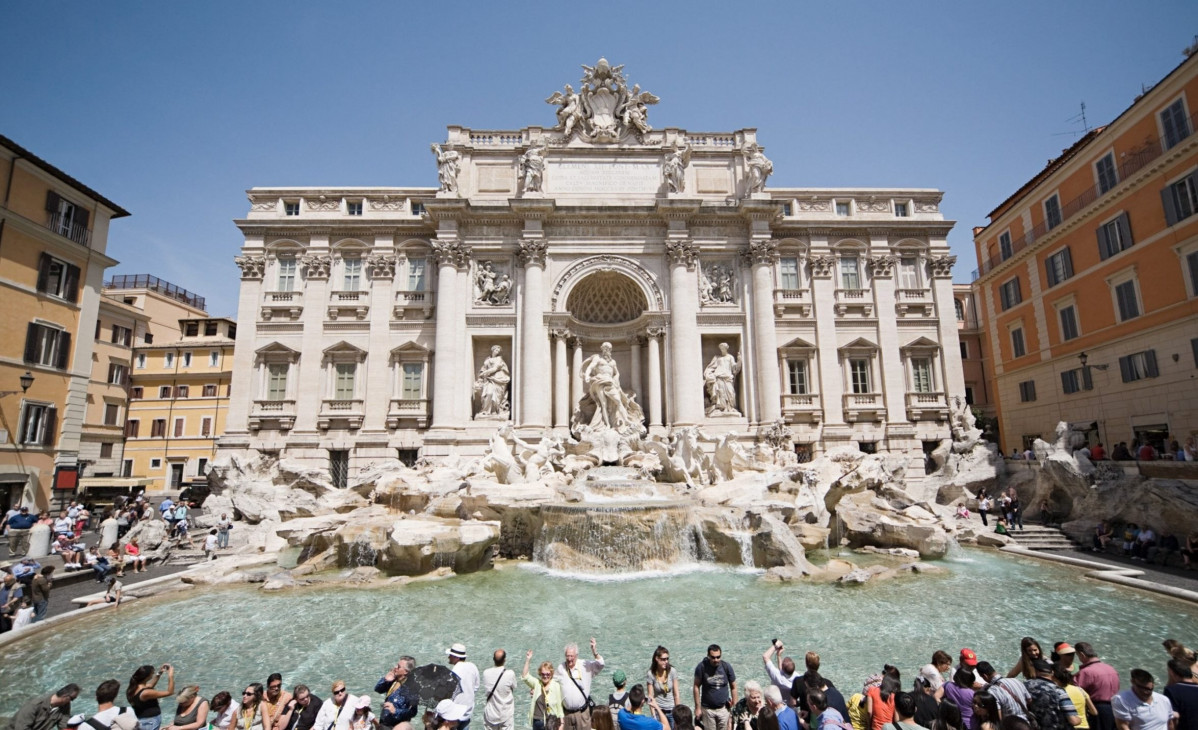 Trevi Fontana di Trevi lanzando monedas