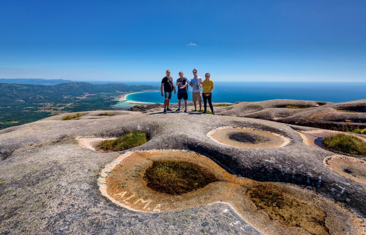 EQUIPO DE u2018GALICIA, THE CELTIC MOTHERLANDu2019 EN EL MONTE PINDO  FOTO JUAN LOURO (2)