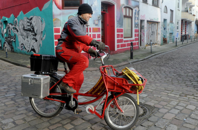 Un fontanero en las calles de Bremen. Foto DPA