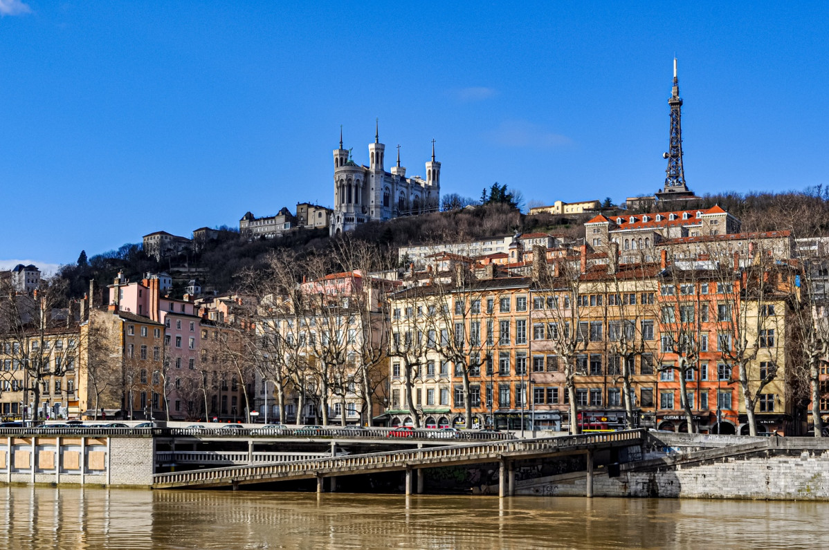 Lyon Quais de Sau00f4ne y la Basilica de Notre Dame de Fourviu00e8re