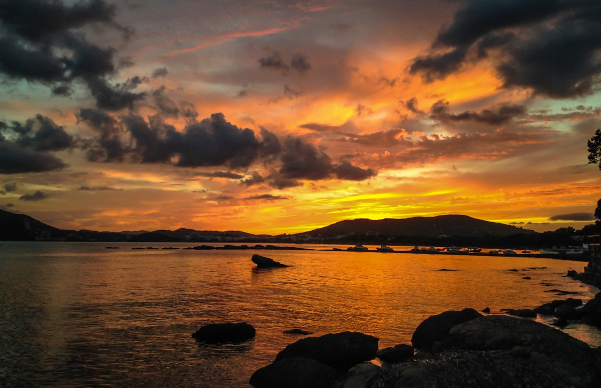 Atardecer en Santa Eulu00e0ria des Riu (Ibiza)