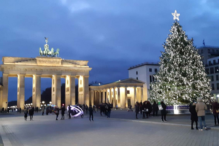 Árbol de Navidad frente a la Puerta de Brandeburgo 2020