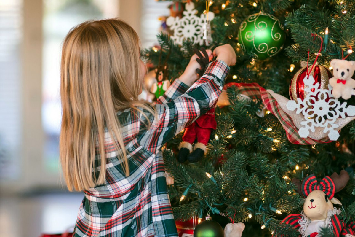 Deutschland weihnachten m ndchen schm ckt den weihnachtsbaum