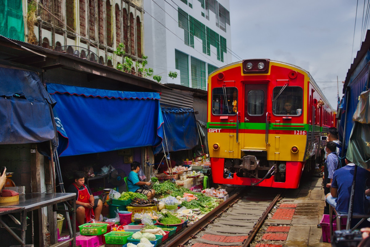 Mae Klong Railway Market, Tailandia 1600 2018