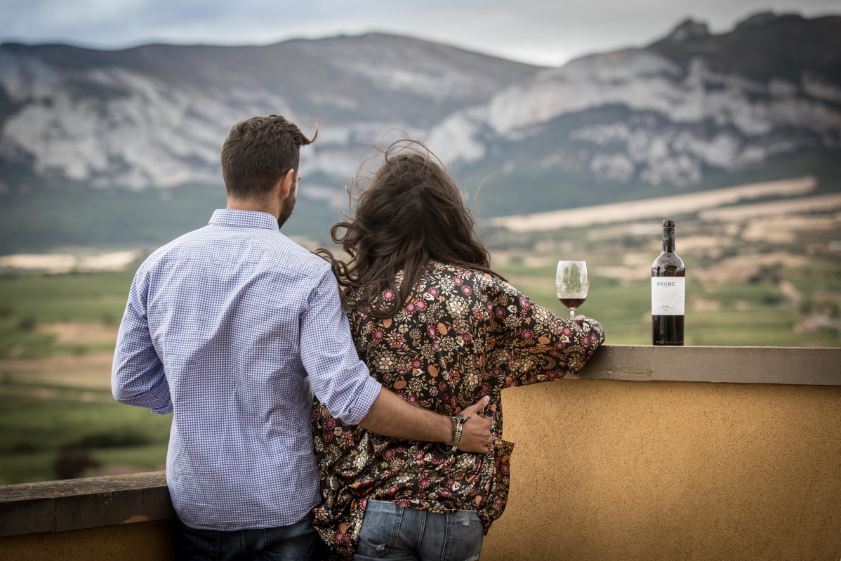 Pareja contemplando Sierra Cantabria