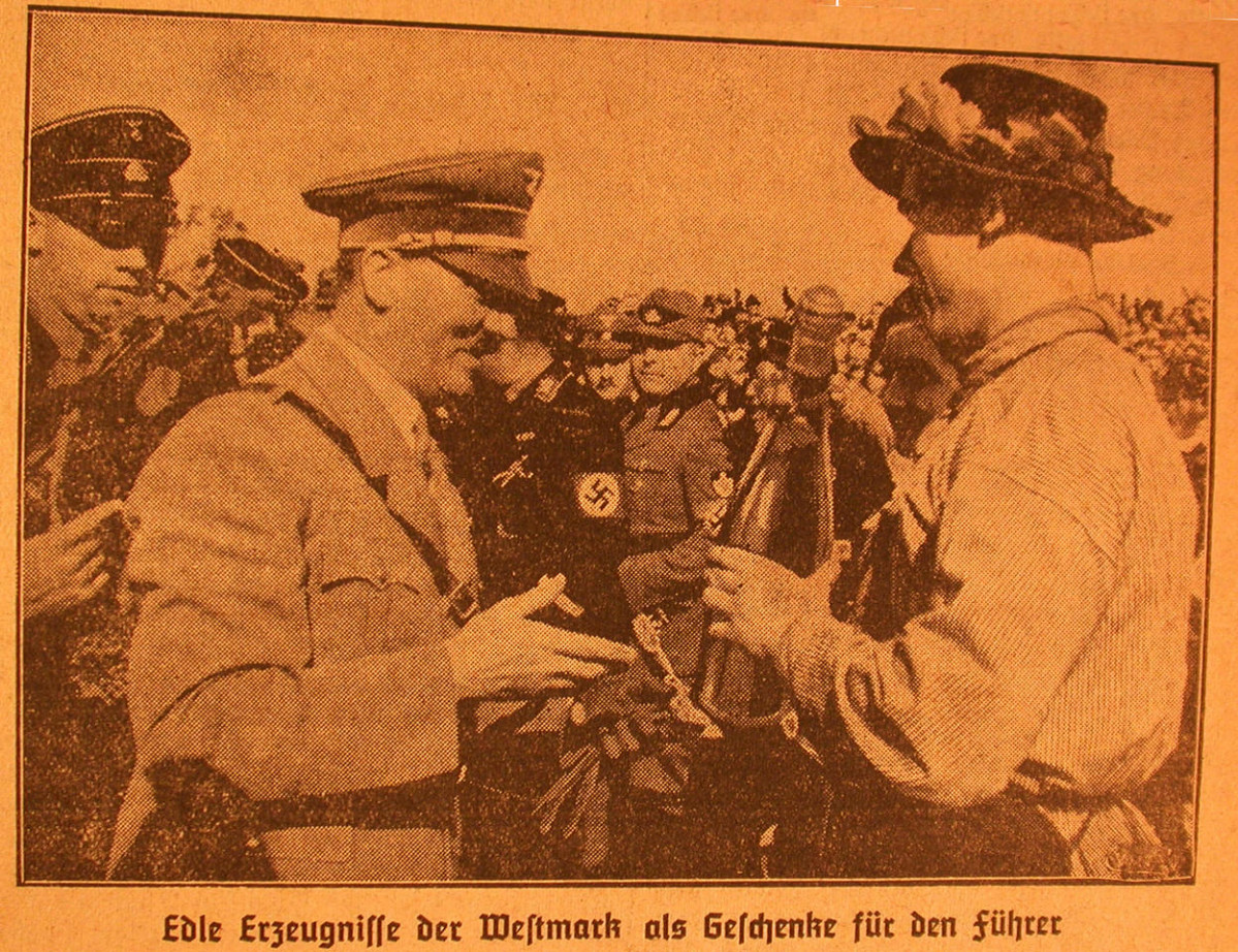 Entrega a Hitler de una botella de vino en una fiesta del vino (1)