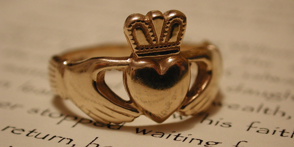 How to wear a claddagh ring