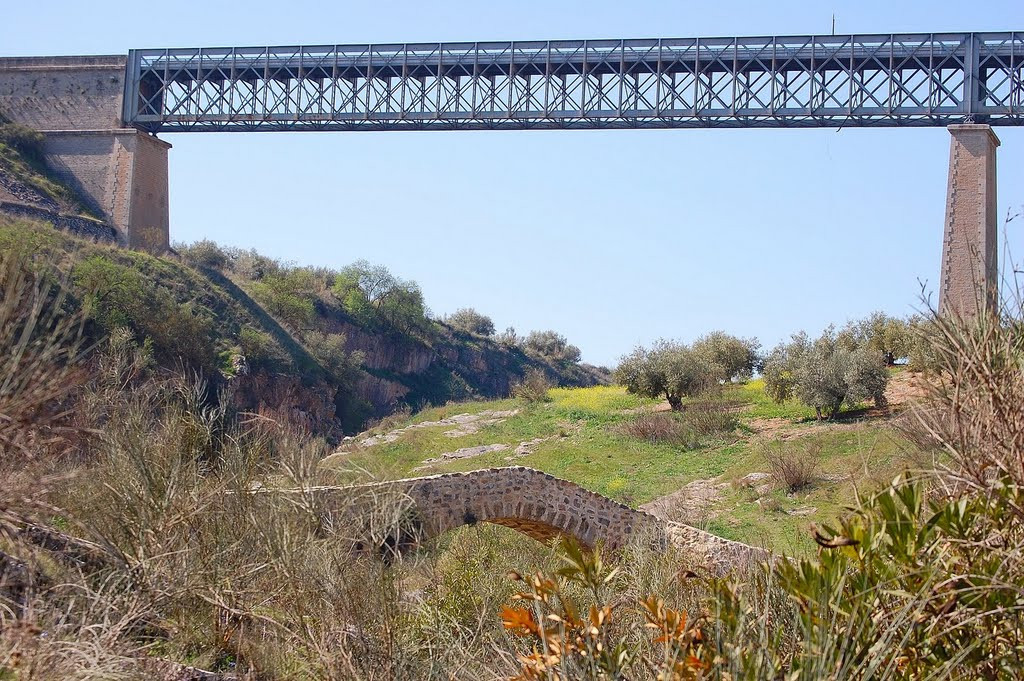 PUENTE DE HIERRO DE LA VIA VERDE DEL ACEITE SOBRE ANTIGUO PUENTE ROMANO Y DEBAJO EL RIO VIBORAS.