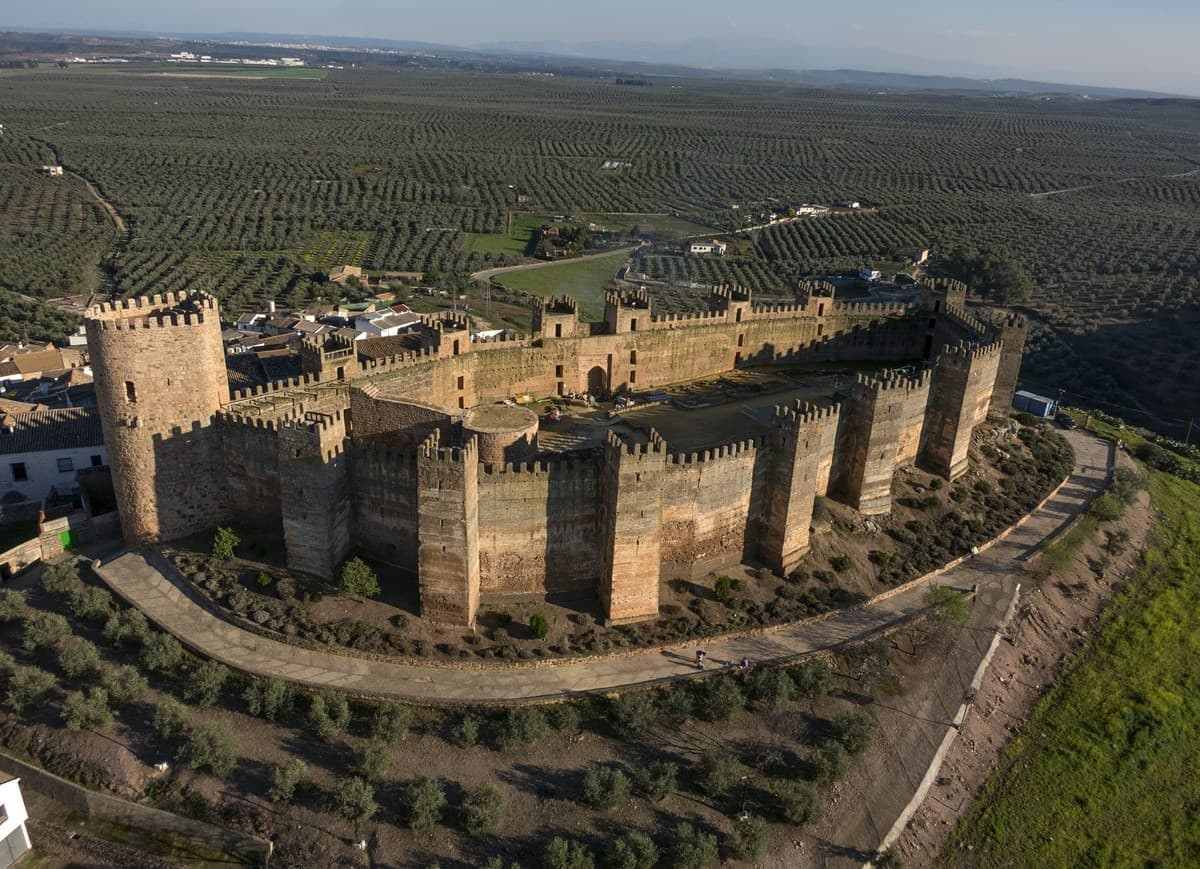 Bau00f1os de la Encina, Castillo 1200