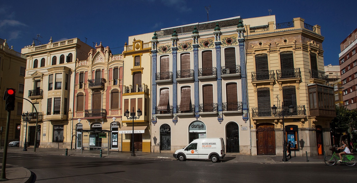 Edificios modernistas delante de la Farola  ManelAntoli 1551