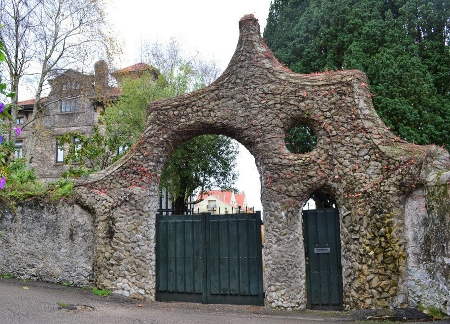 La puerta de los Pu00e1jaros, Comillas