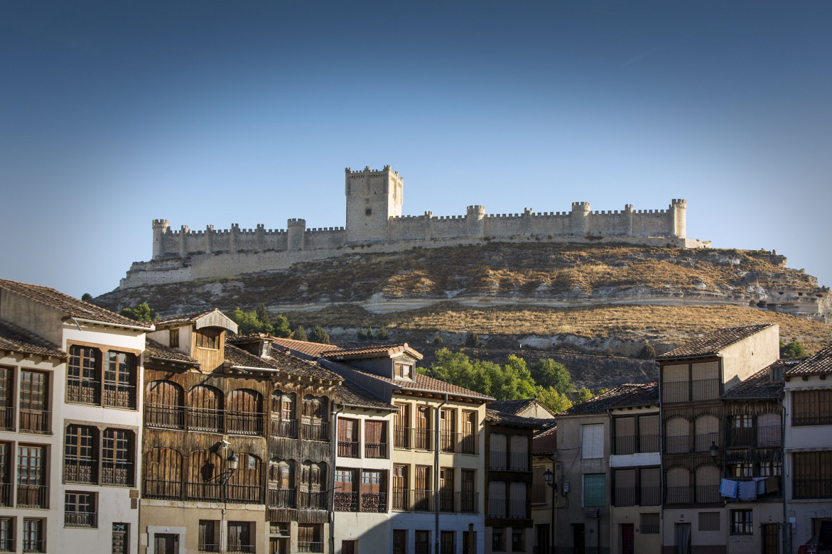 RIBERA DEL DUERO. Castillo de Peu00f1afiel desde plaza del Coso 20.RV 1500