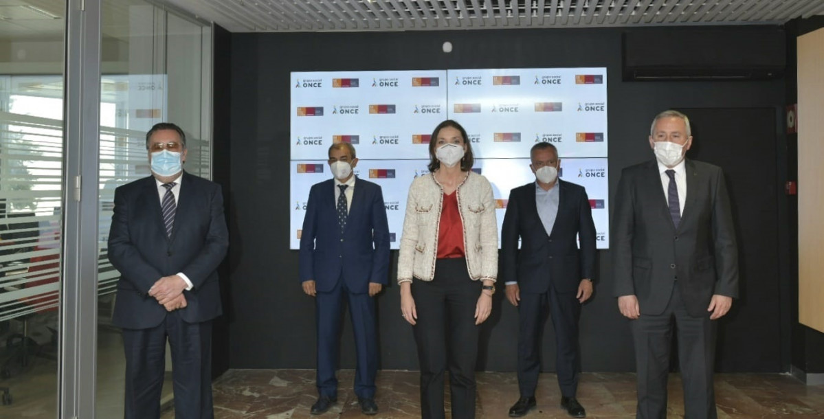 Foto de familia de la firma del convenio entre Corporaciu00f3n MONDRAGON y Grupo Social ONCE