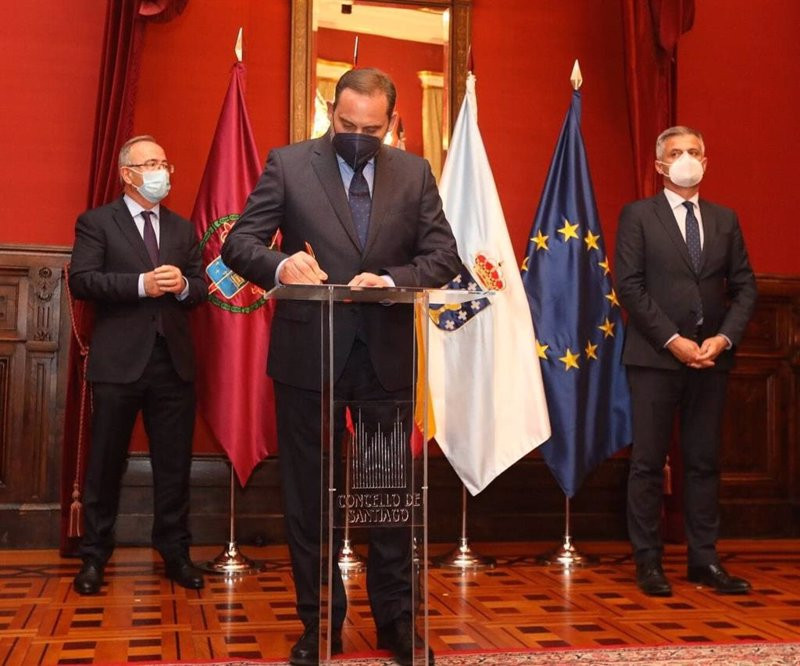 Ep el ministro de transportes jose luis abalos y el alcalde de santiago de compostela xose sanchez (1)