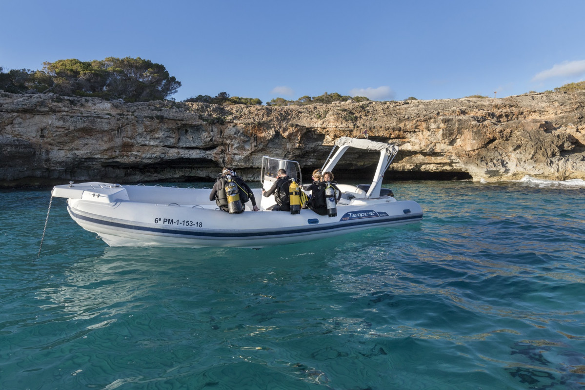 MALLORCA lancha neumatica submarinismo 1600