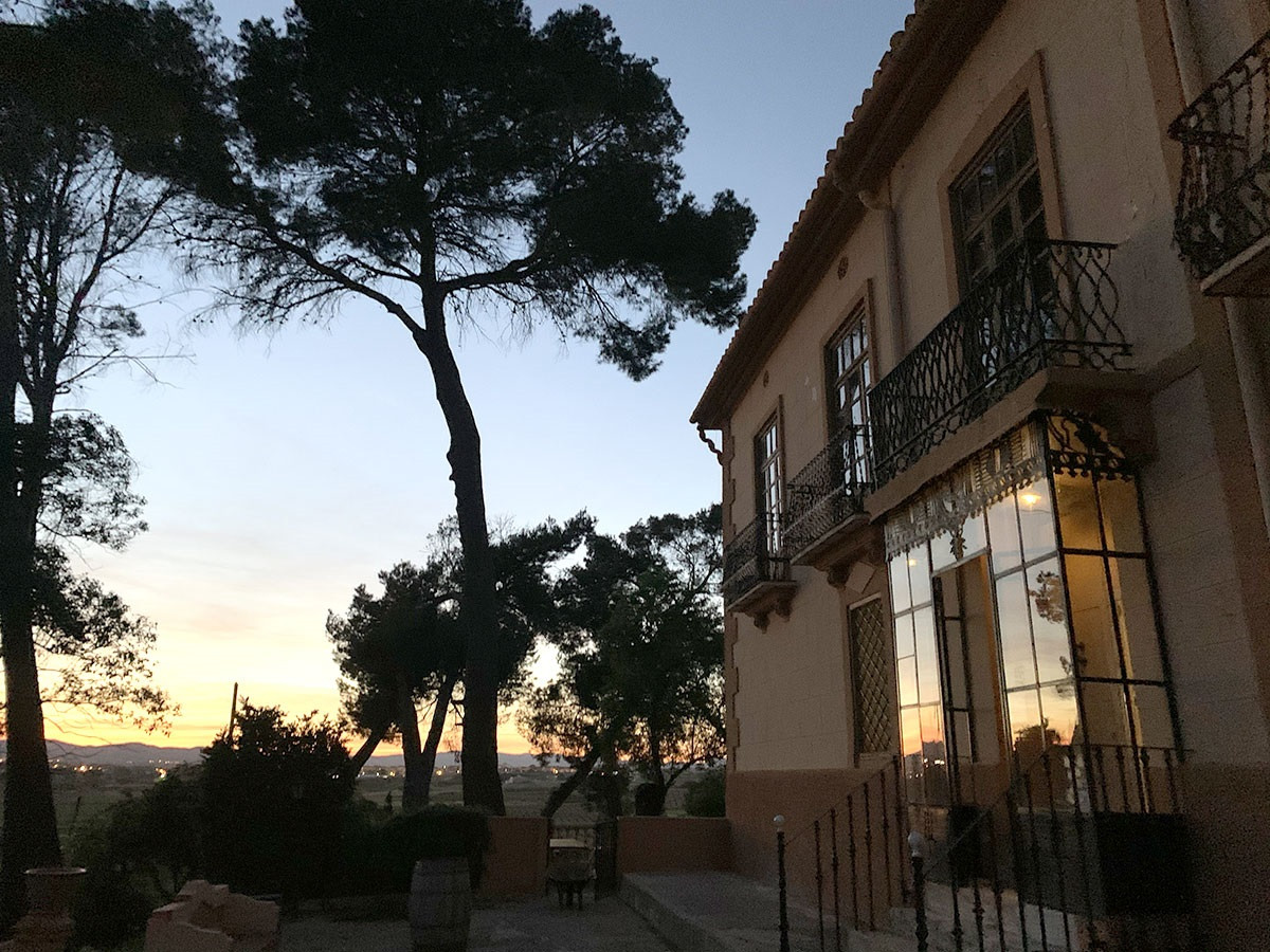 Vera de Estenas. la bodega anochecer