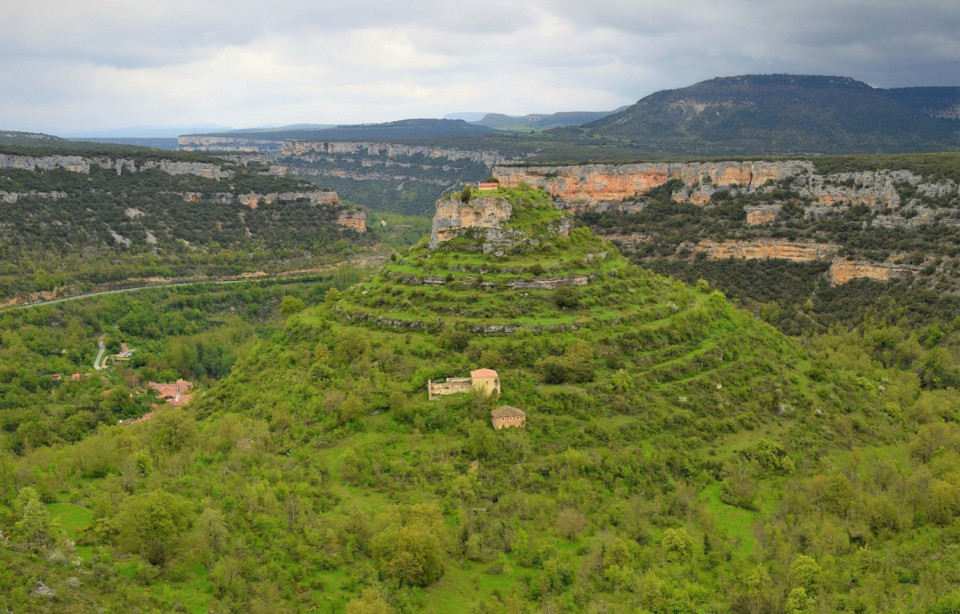 Castro de la localidad de Valdelateja, en el Valle de Sedano (Burgos), se puede observar en lo alto del castro la ermita de las santas Centolla y Elena, de origen visigodo