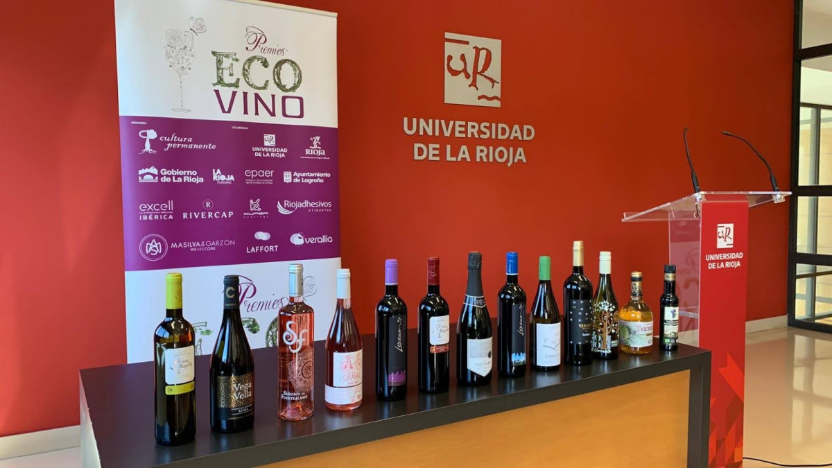 De izda. a dcha Los 7 Grandes Ecovinos de Oro, el Premio Especial Laffort al Mejor Sin Sulfitos, el Premio Especial Rivercap al mejor EcoDiseu00f1o, EcoVermuts de Oro (2), EcoMosto de Oro y EcoVinagre de Oro.