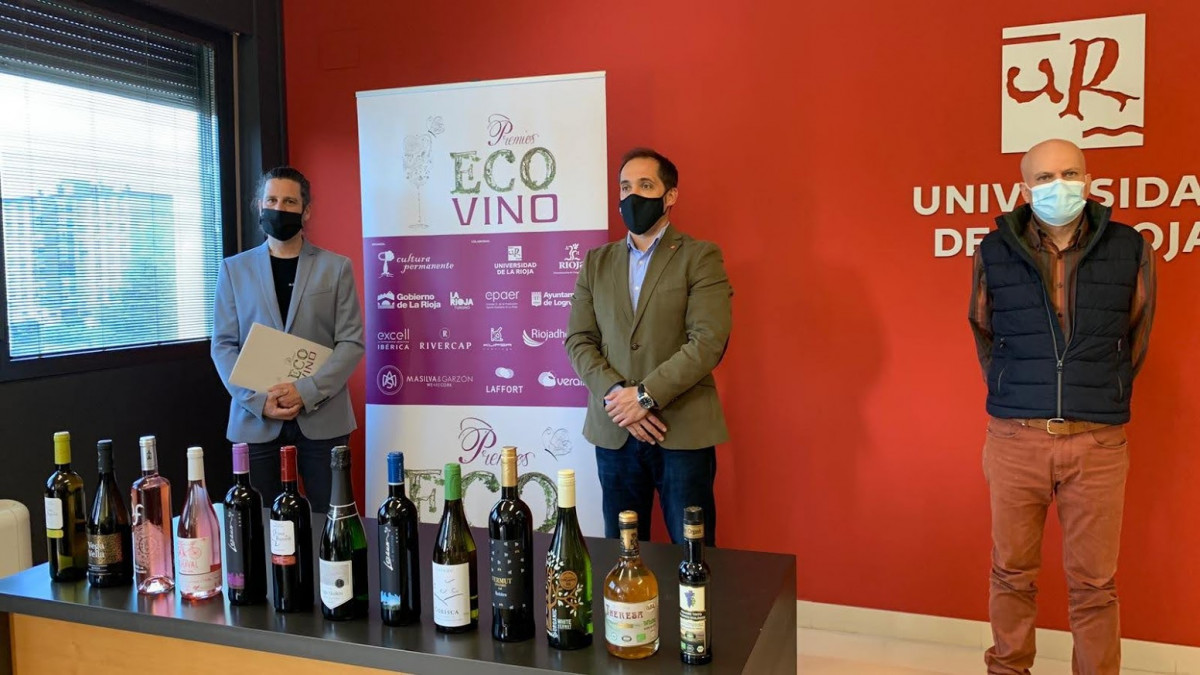 Iñigo Crespo (izda.), Eduardo Fonseca y Antonio Palacios ante los Grandes Ecovinos de Oro y Premios Especiales Ecovino 2021 en un instante de la rueda de prensa.