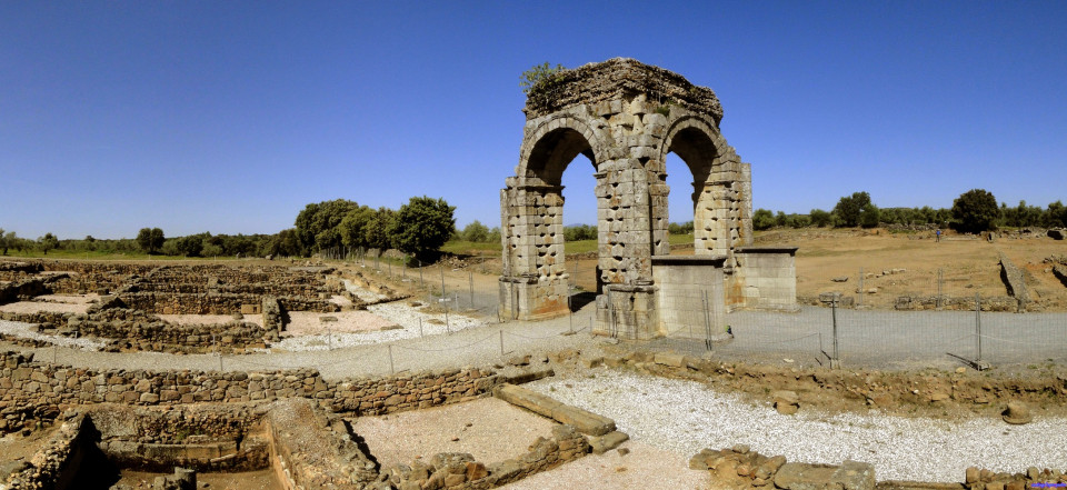 Arco de Cáparra, Romano Cáceres