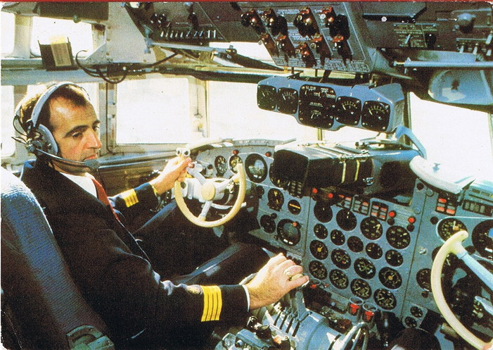 El capitu00e1n de vuelo Eberhard Wallroth , el u00faltimo director de operaciones de vuelo en INTERFLUG , aquu00ed en una imagen posada a los mandos de un IL 18 de INTERFLUG