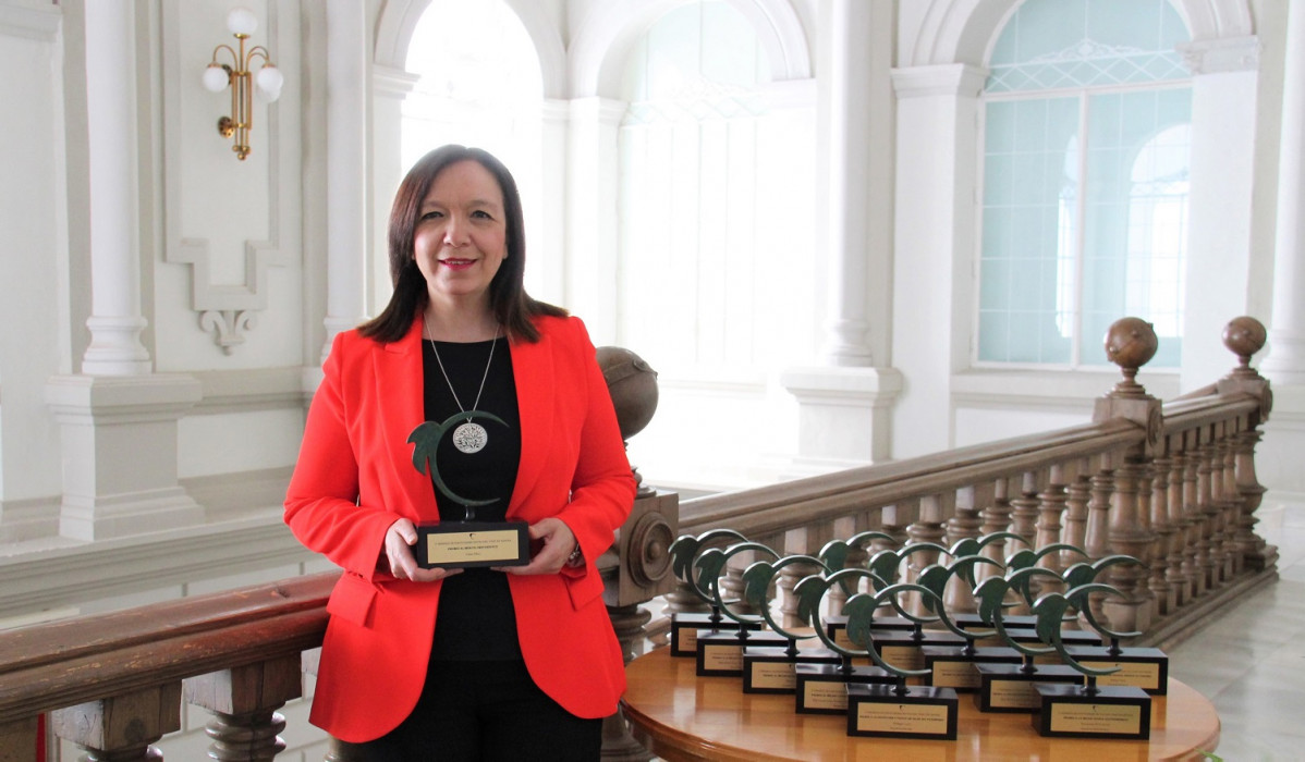 Rosa Melchor, presidenta de ACEVIN y Rutas del Vino de Espanu0303a, con los galardones de los premiados