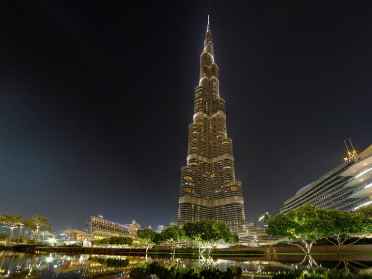 El Burj Khalifa iluminado por la noche u00a9Zoltan Tasi
