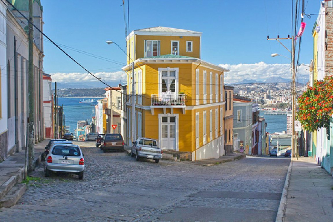 Hostal Luna Sonrisa en el Cerro Alegre, una postal que resume buena parte de lo que es Valparau00edso.