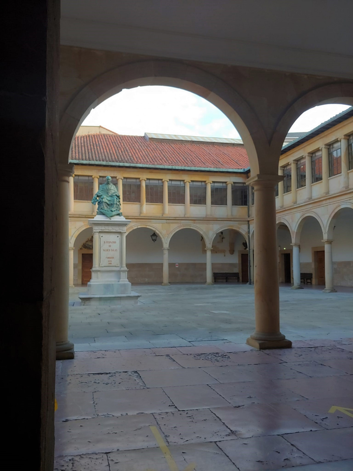 Oviedo, patio de la Universidad Vieja, Carlos Cuesta