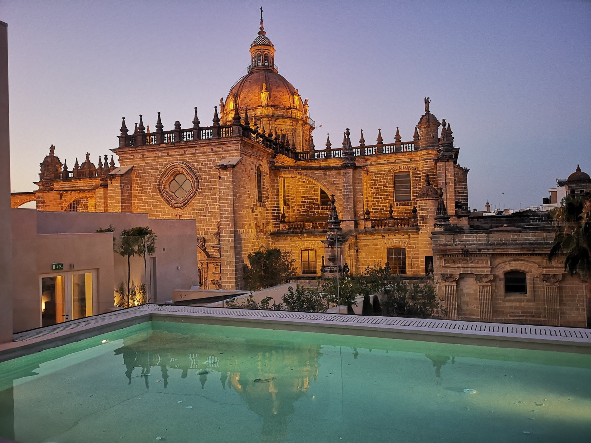 Bar Terraza La Atalaya y piscina con Catedral de fondo desde Hotel Bodega Tio Pepe atardecer