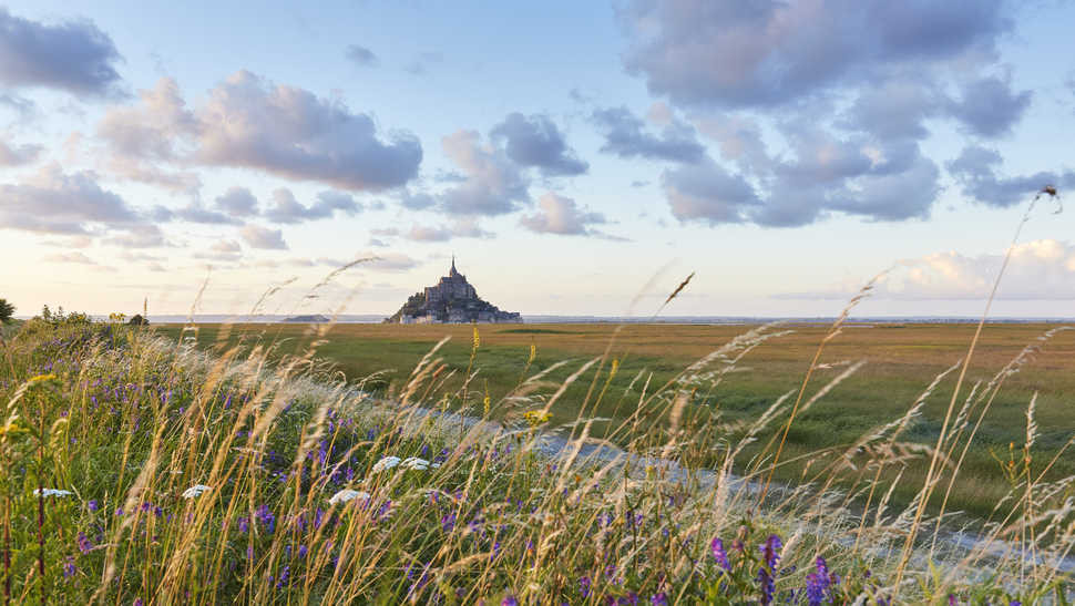 Vue du mont st michel au loin