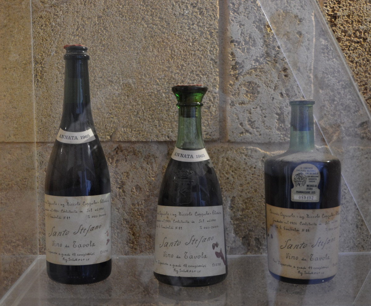 Botellas antiguas con etiquetas caligru00e1ficas, Coppola