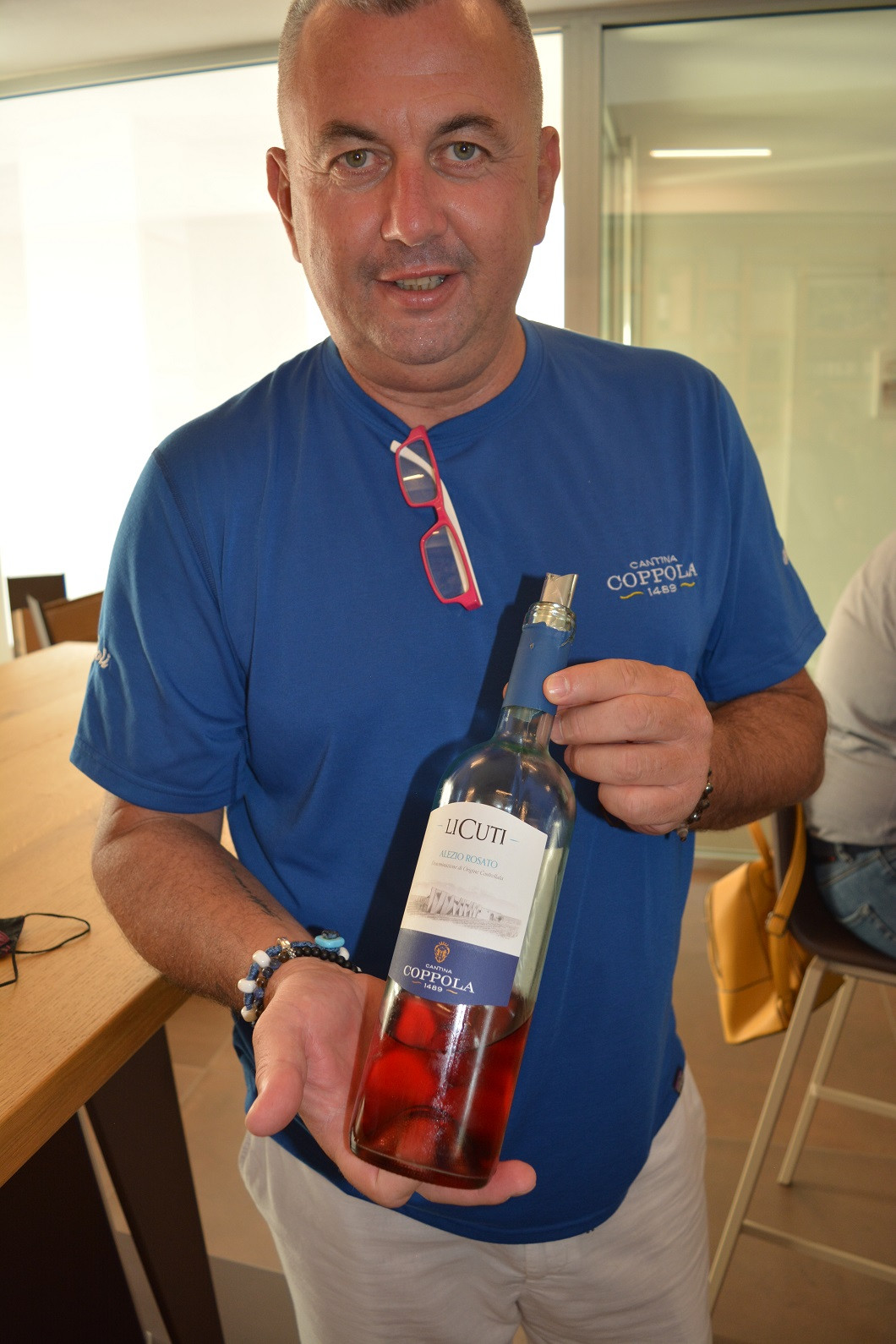 Giuseppe Coppola con vino