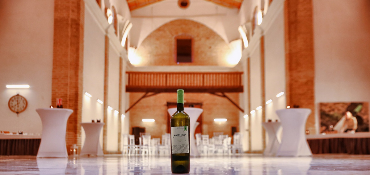 Botella de Javier Sanz Verdejo dentro de la capilla de la Orden Tercera