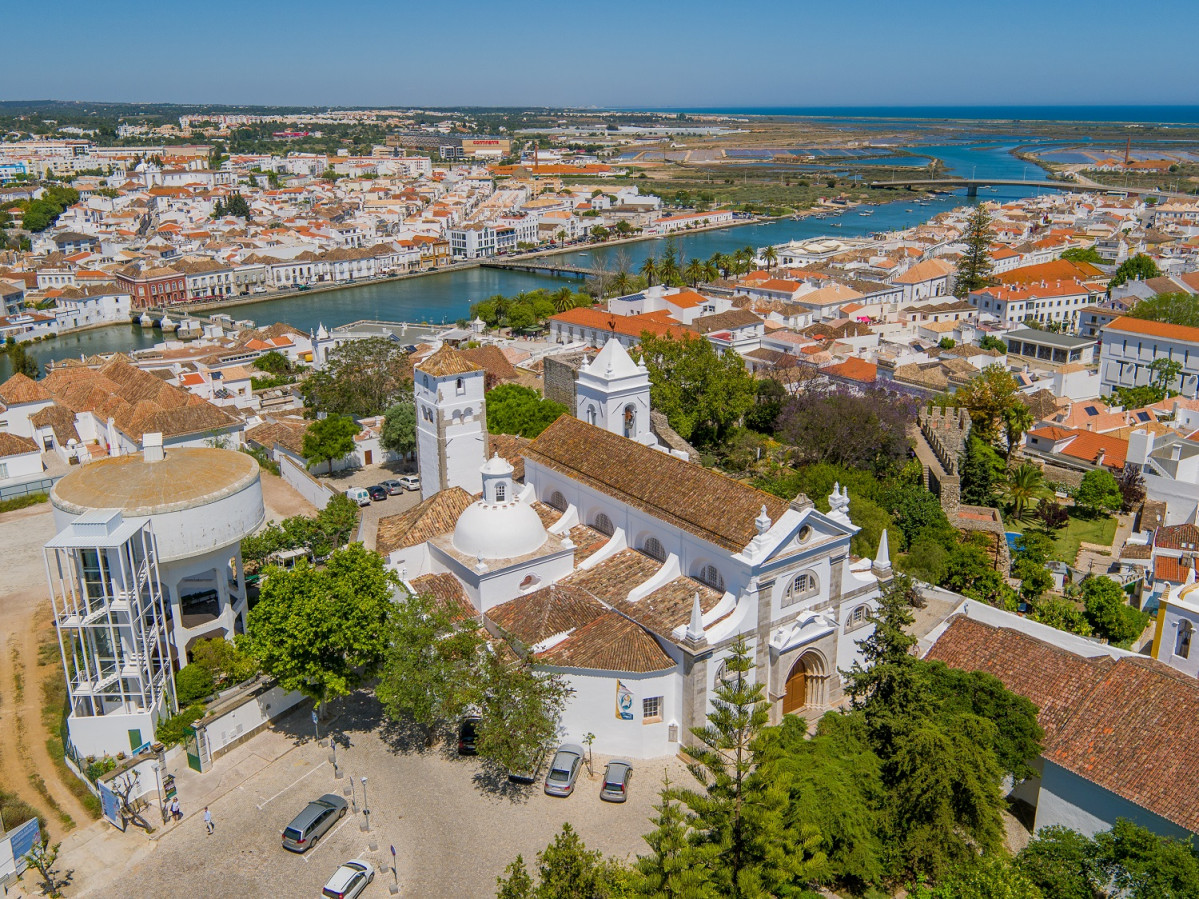 Panoru00e1mica de Tavira, Igreja S. Maria do Castelo (Cru00e9ditos turismo do Algarve)