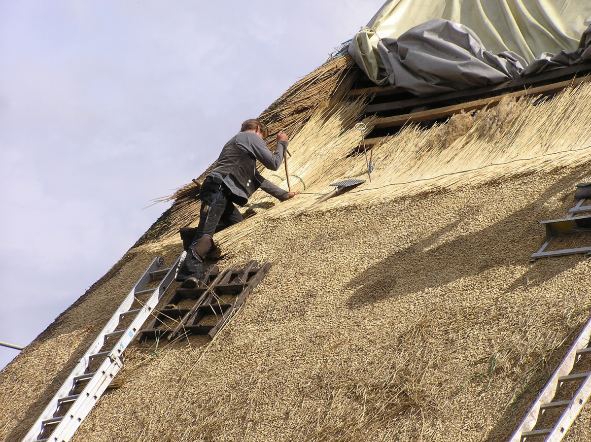 Trabajando en un tejado de paja