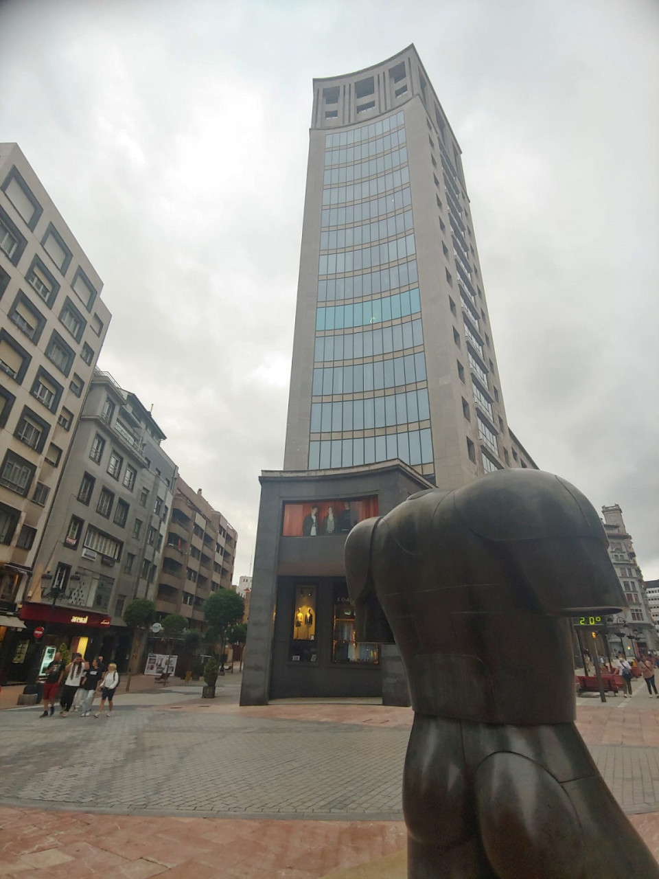 Oviedo, puerta principal del Campoamor, en la calle Pelayo, una de las principales de Oviedo, está la estatua del Diestro