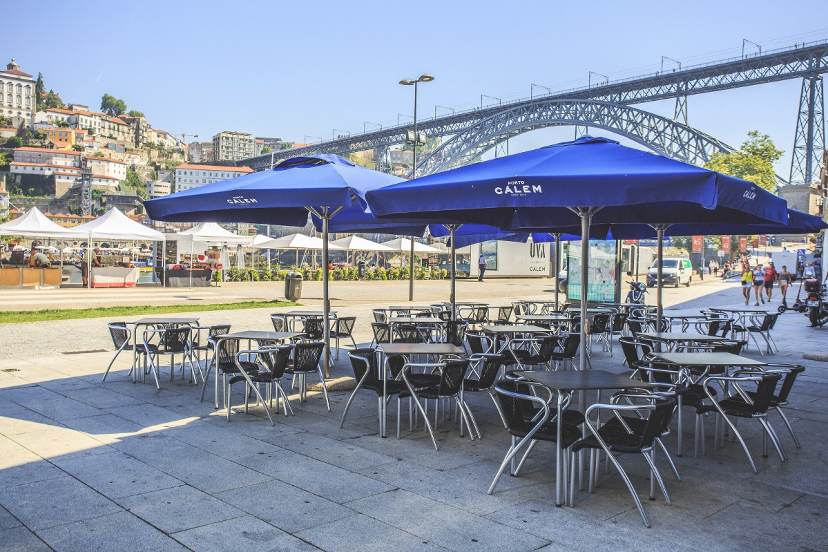 Esplanada de las Bodegas Cu00e1len, con vistas sobre la Ribeira de Porto y el Puente Luiz I