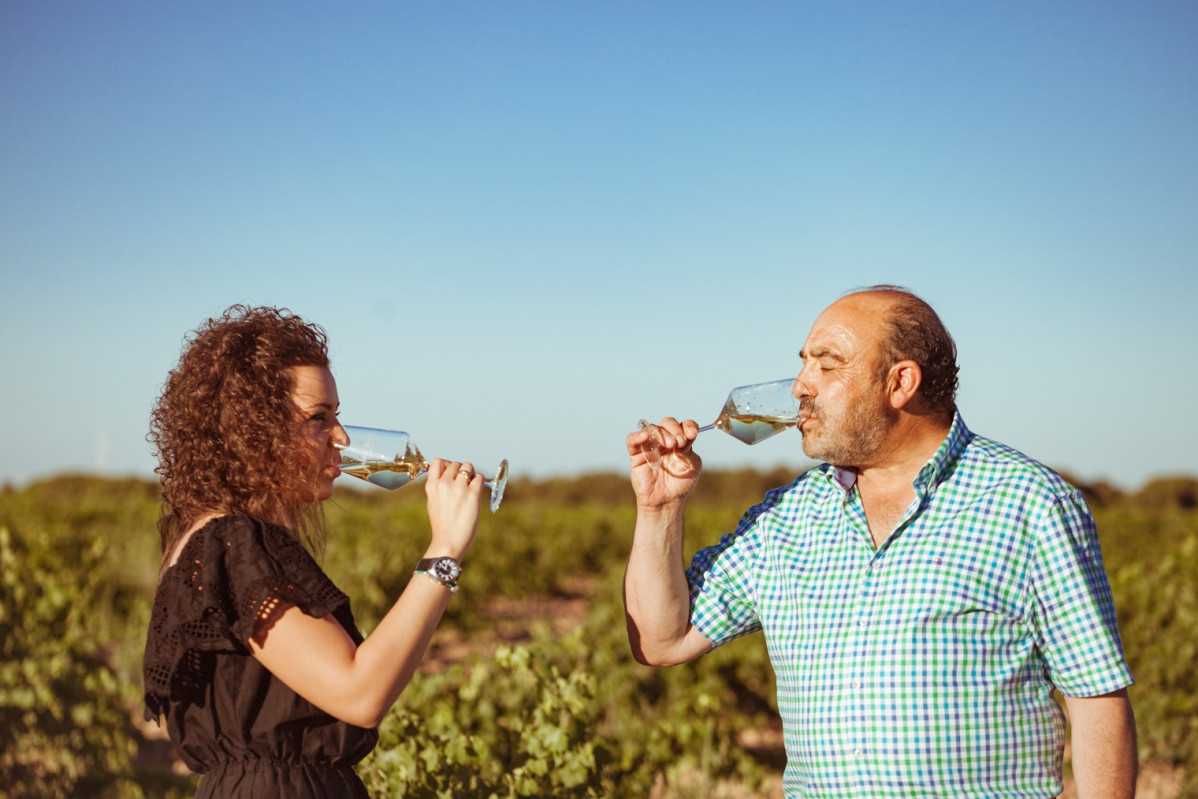 Javier Sanz y su hija Leticia catan vino Verdejo entre viu00f1edos