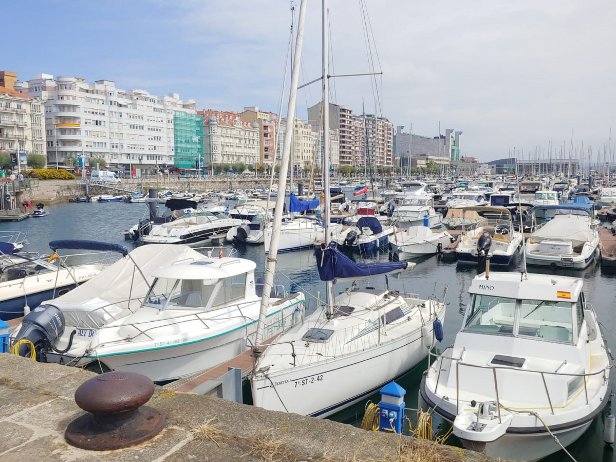 Santander, darsena de Puerto Chico y fachadas del Paseo Pereda