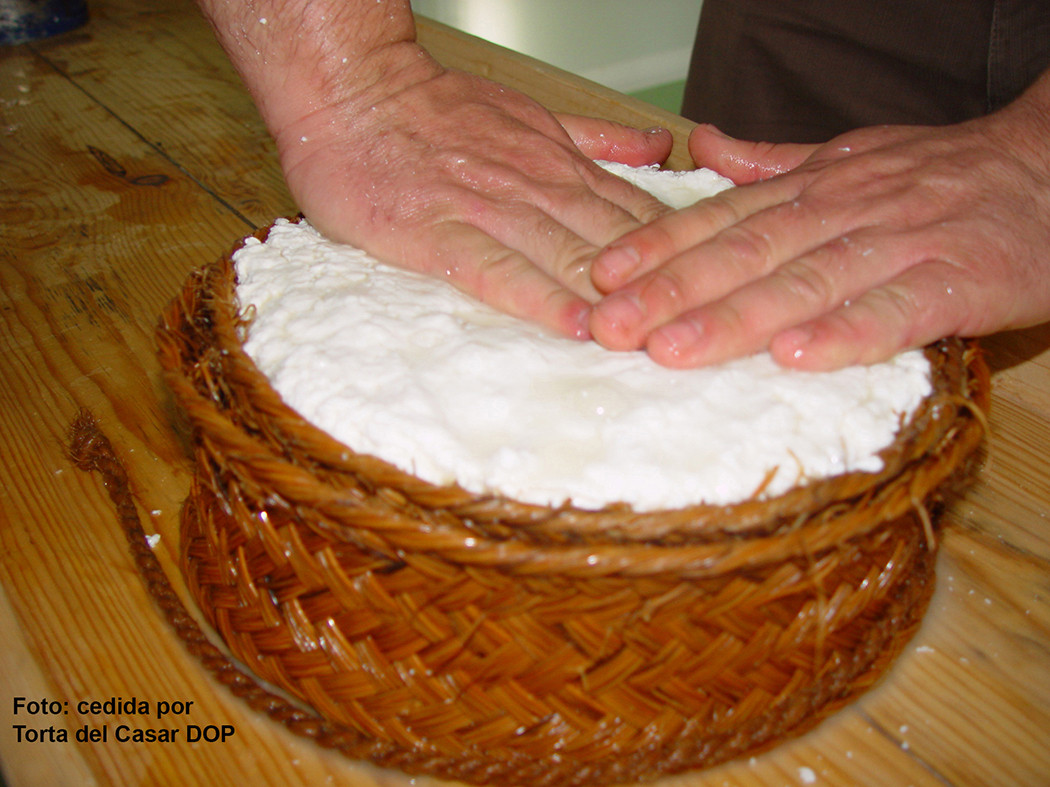 Elaboraciou0301n de Torta del Casar(cedida Torta del Casar DOP) (1)