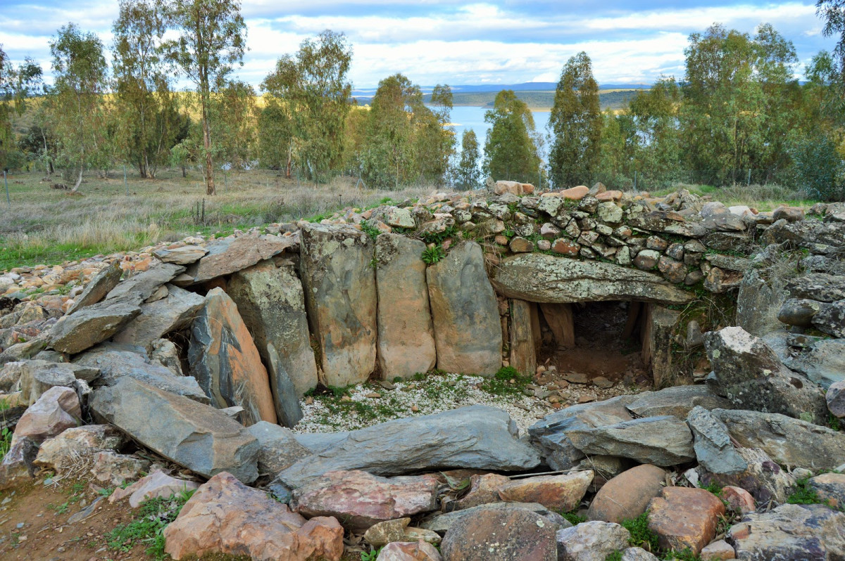 Dolmen y castro de Valdecaballeros