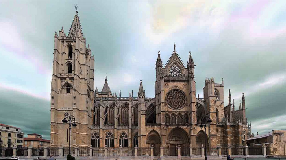 León catedral frente