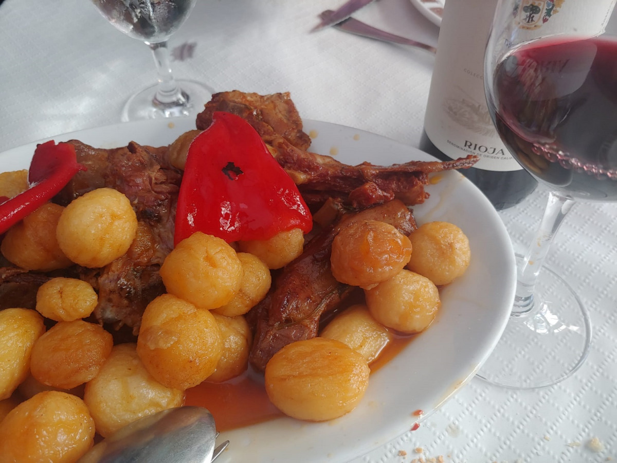 Cabritu, con patatinos. Plato tu00edpico de Laviana. En marzo se celebran unas jornadas gastronomicas