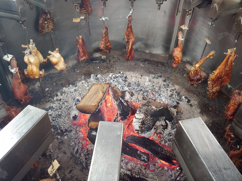 Asador de corderos a la estaca, en el Asador Los Panchos,  Muñera