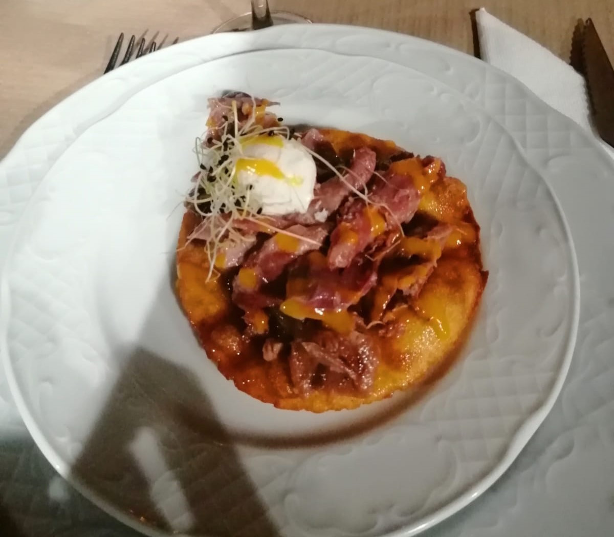 Torto especial con carne de pavo, huevo de codorniz y cebolla, confitada en Casa Marisa, Noriega (Asturias)