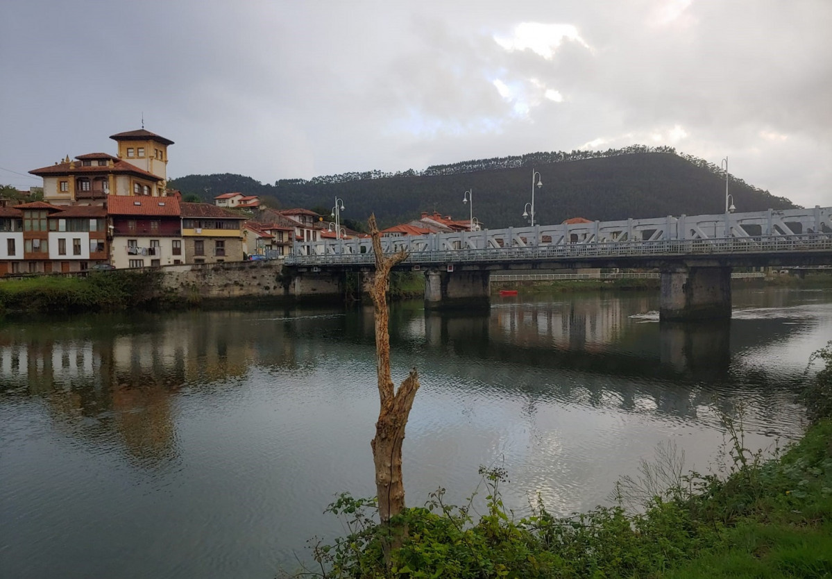 Desembocadura del Ru00edo Deva, bajo el puente que une a Bustio y Unquera